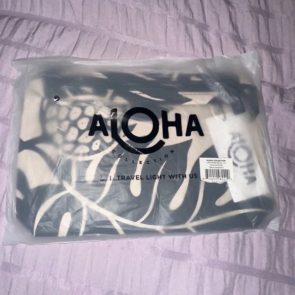 ALOHA Collection Small Pouch – Holomua – Black on Sandstone – NWT - Picture 2 of 3